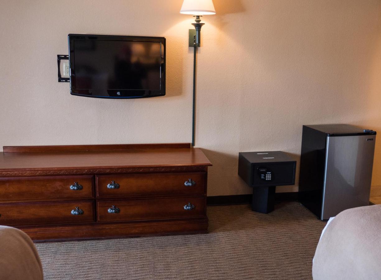 Double Queen Guestroom,1275746041:JPEG